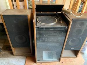 lot 11 image: Technics stereo system and speakers