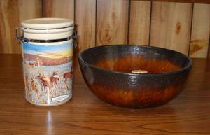 lot 18 image: Bowl and crock