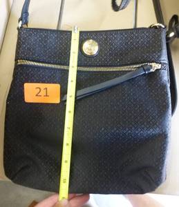 lot 21 image: Tommy Hillfiger bag