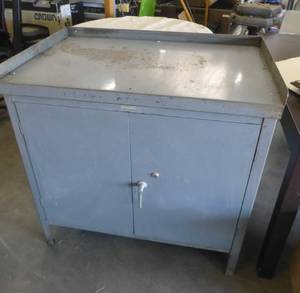 lot 36 image: Metal storage cabinet 36x25x35