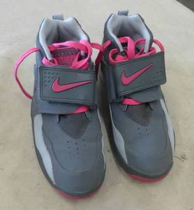lot 162 image: Kids size 7 Nike tennis shoes greypink