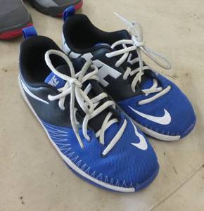 lot 163 image: Kids size 5.5 Nike tennis shoes blueblack