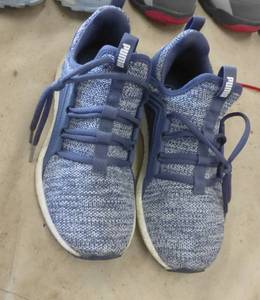 lot 165 image: Womens size 6 Puma blue knit athletic shoe