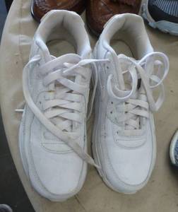 lot 166 image: Kids size 4 Nike air leather tennis shoes white