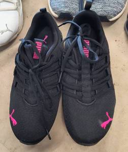 lot 170 image: Womens size 6 Puma athletic shoe black