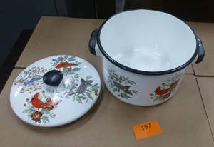 lot 197 image: Vintage Enamel pot, looks like it was never used