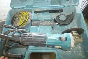 lot 217 image: Makita cut off saw - works