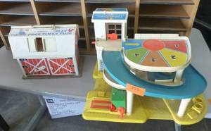 lot 255 image: 2 Fisher Price toys - Car Garage and Barn