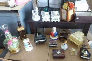 lot 259 image: Group of music boxes