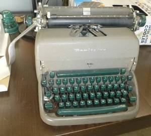 lot 260 image: 1966 Remington Rand Super-Riter typewriter