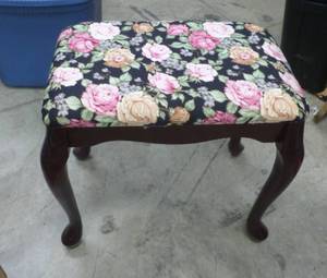 lot 297 image: Nice sewing or piano bench 19x12x18