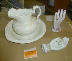 lot 309 image: 2 vintage Lefton ringjewelry holders and bowl and pitcher