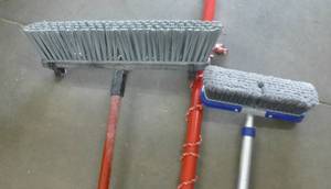 lot 337 image: Broom, tree trimmer, car washing brush
