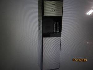 lot 7 image: Igloo Hot, Cold and Room Temperature Bottom-Load Water Dispenser