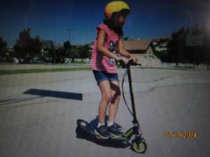 lot 23 image: Razor Power Core E90 Electric Scooter - Green
