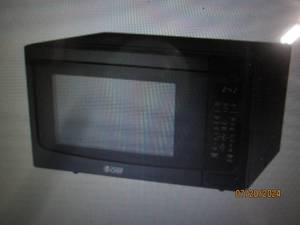 lot 31 image: Commercial Chef 1.6 Cu. Ft. 1100-Watt Countertop Microwave Oven