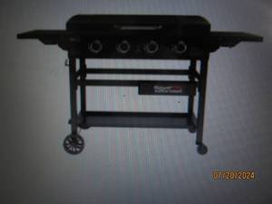 lot 36 image: Royal Gourmet 52,000 BTU 4-Burner Gas Griddle with Lid
