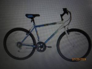 lot 44 image: Titan Pioneer Mens 26 18-Speed Mountain Bike