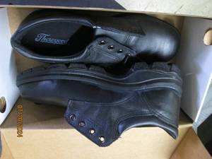 lot 145 image: thorogood size 9 W softstreets plain toe oxford