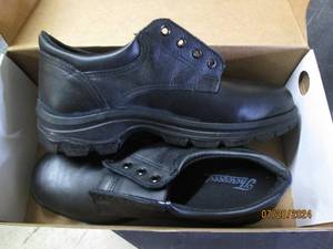 lot 146 image: thorogood size 9 W softstreets plain toe oxford