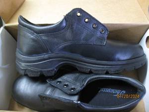 lot 147 image: thorogood size 9 W softstreets plain toe oxford