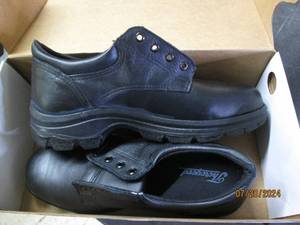 lot 148 image: thorogood size 9 W softstreets plain toe oxford