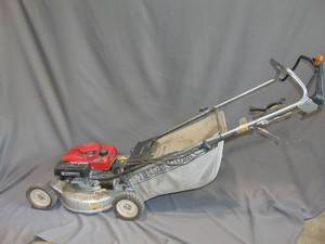 lot 8 image: Honda HR194 Push Mower