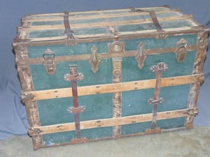 lot 11 image: Vintage Wooden Trunk