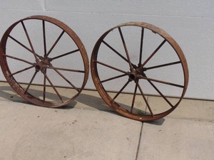 lot 19 image: Set of Wagon Wheel Yard Decorations