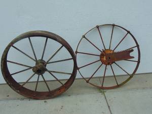 lot 21 image: Mixed Lot of Wagon Wheel Yard Decorations
