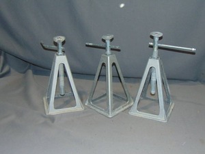 lot 73 image: Lot of 3 RV Stabilizer Jacks