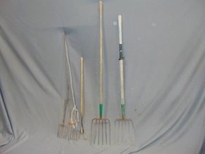 lot 89 image: Mixed Lot of Ice Fishing Spears and Pitch Forks