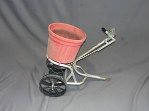 lot 94 image: Towable Earthway Even Spread Fertilizer