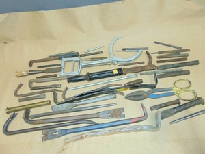 lot 163 image: Mixed Lot of Pry Bars, Chisels and other Hand Tools