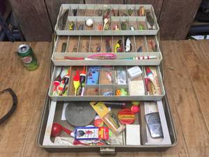 lot 123 image: Nifty Old Tacklebox with Tackle