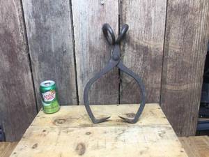 lot 128 image: Vintage Small Gifford Wood Co. Ice Tongs