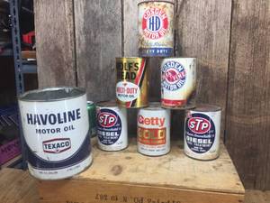 lot 134 image: Vintage Quart Oil Cans & Texaco