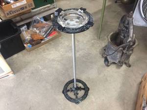lot 174 image: Antique Iron Ashtray Floor Stand - 26 12