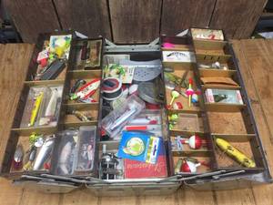 lot 226 image: Classic Vintage Tacklebox with Tackle