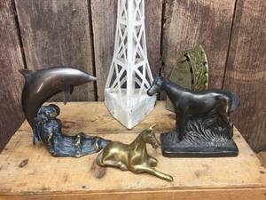 lot 253 image: Vintage BrassMetal Figures