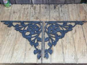 lot 254 image: Antique Cast Iron Shelf Brackets - 16