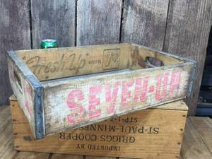 lot 266 image: Vintage 7-Up Wooden Crate