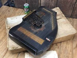 lot 272 image: Antique MARX Pianophone Auto-Harp