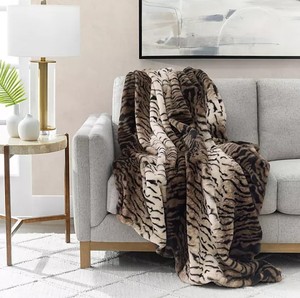 lot 277 image: NEW Members Mark Luxury Faux Fur Throw 60 x 70 - White Tiger