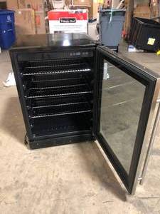 lot 1 image: Magic Chef Beverage 23.4 in. 154 (12 oz.) Can Beverage Cooler, Stainless Steel Customer Returns See Pictures