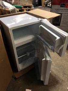 lot 9 image: Vissani 3.1 cu. ft. 2-Door Mini Refrigerator in White With Freezer Customer Returns See Pictures