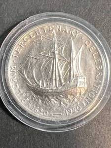 1920-D US COMMEM PILGRIM HALF DOLLAR IN AIRTITE