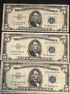 GROUP OF 5 US BLUE SEAL $5 SILVER CERTIFICATES