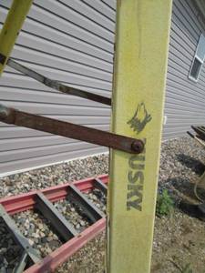 lot 45 image: Husky Fiberglass Step Ladder 8 ft