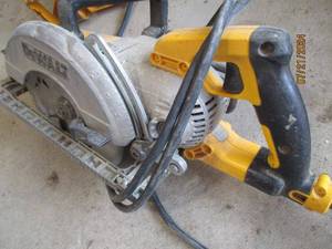 lot 119 image: DeWalt DWS535 7-14 Inch Worm Drive Circular Saw
